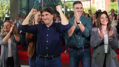 Sánchez juntos a Eneko Andueza, este viernes en el mitin de cierre de la campaña vasca en Bilbao.