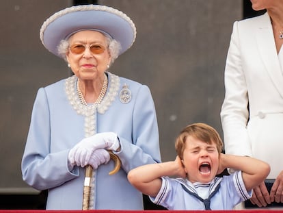 Isabel II junto al príncipe Luis de Cambridge, que se tapa los oídos para no escuchar los aviones sobrevolando el palacio de Buckingham, este pasado jueves.