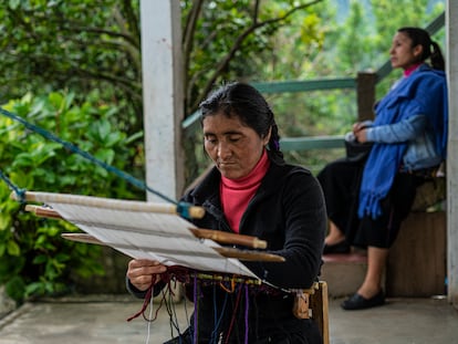 Antonia Sántiz López trabaja en un telar de cintura en su casa en el municipio de Tenejapa, en Chiapas. En el video, artesanas indígenas hablan sobre apropiación cultural.