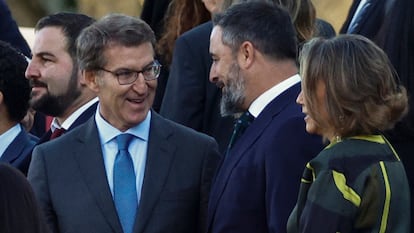 El líder del PP, Alberto Nuñez Feijóo, conversa con el presidente de Vox, Santiago Abascal, en el desfile del día de la Fiesta Nacional, en octubre de 2022.
