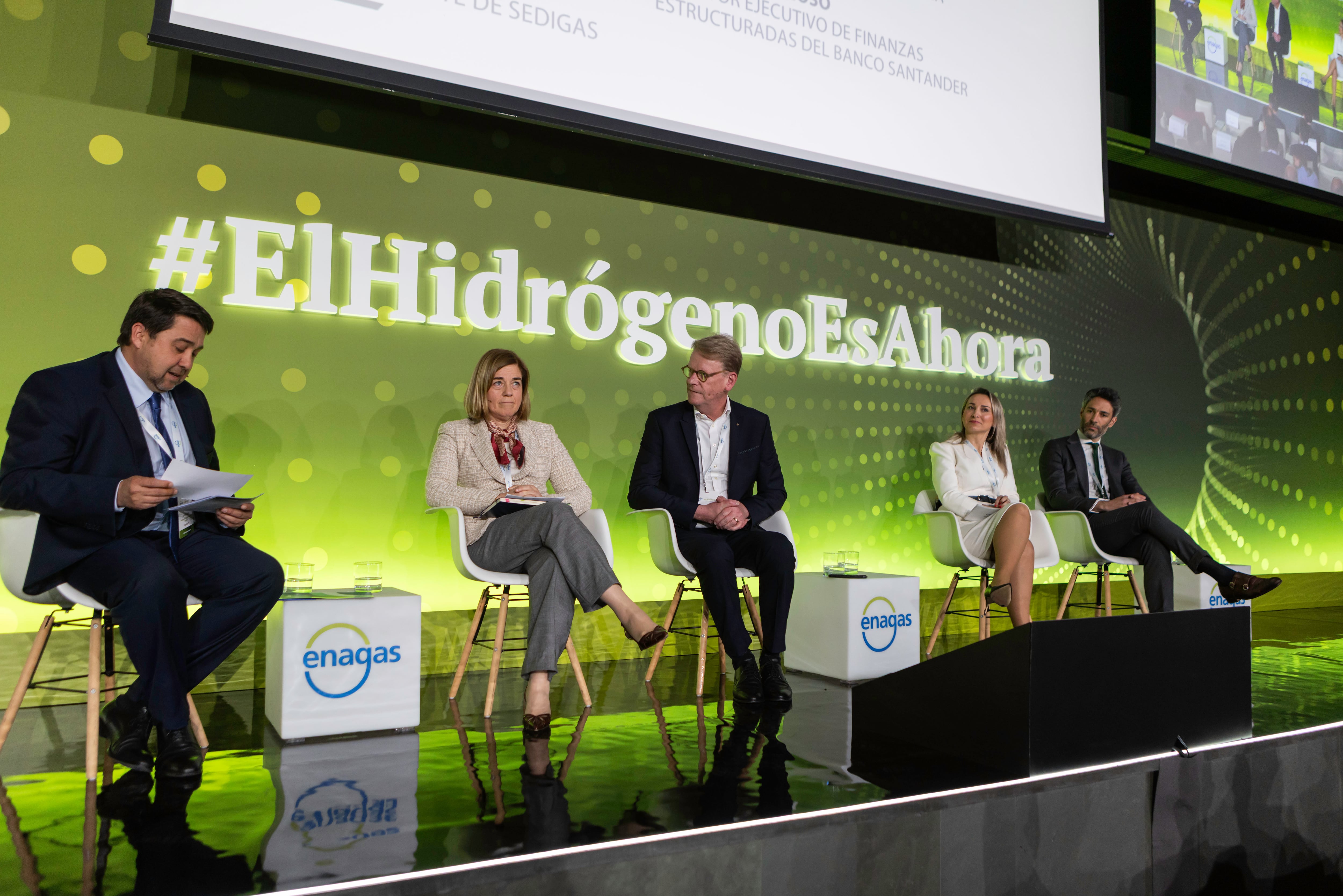 Desde la izquierda, Joan Batalla, presidente de Sedigas; Paloma Aba Garrote, directora de CINEA-Comisión Europea; Roland Schulze, director general asesor en Tecnologías Energéticas Bajas en Carbono del Banco Europeo de Inversiones; Bianca Dragomir, directora de Cleantech for Iberia, y Urbano Troncoso, director ejecutivo de Finanzas Estructuradas del Banco Santander.