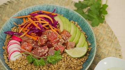 ‘Poké bowl’ rápido de atún, aguacate y avena en grano