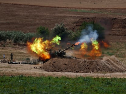 Una pieza de artillería israelí dispara sobre objetivos en la Franja de Gaza este lunes. En vídeo, la escalada de violencia entre el Ejército israelí y las milicias islamistas a vista de dron. 