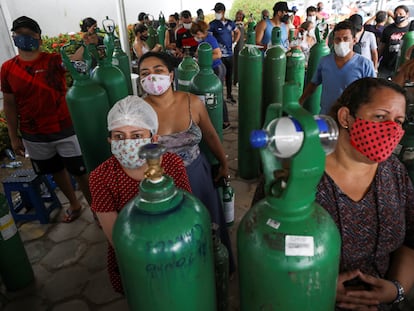 Familiares de enfermos con problemas respiratorios hacen cola para rellenar sus tanques con oxígeno en Manaos. En vídeo, un paciente de covid-19 es tratado en casa debido a la saturación hospitalaria en la capital de Amazonas.