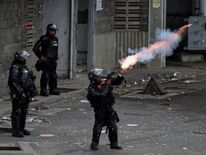 De lanzacohetes a tiros por la espalda: los vídeos del exceso de la fuerza policial en las protestas de Colombia