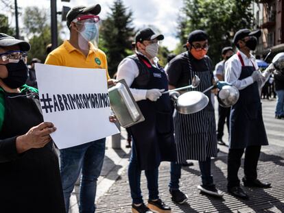 Trabajadores de restaurantes protestan, el 12 de enero, por el cierre a causa de la pandemia en Ciudad de México. | En el video, las imágenes de las protestas en distintos puntos de la ciudad.