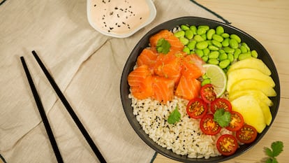 ‘Poké bowl’ de salmón marinado picante