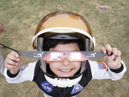 Un niño disfrazado de astronauta observa el eclipse en Torreón (Estado de Coahuila).