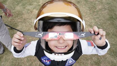 Un niño disfrazado de astronauta observa el eclipse en Torreón (Estado de Coahuila).