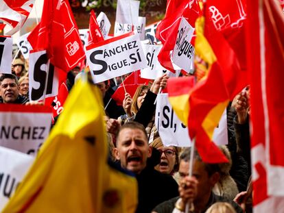 Simpatizantes del PSOE se concentran este sábado en los alrededores de la sede socialista de Ferraz.