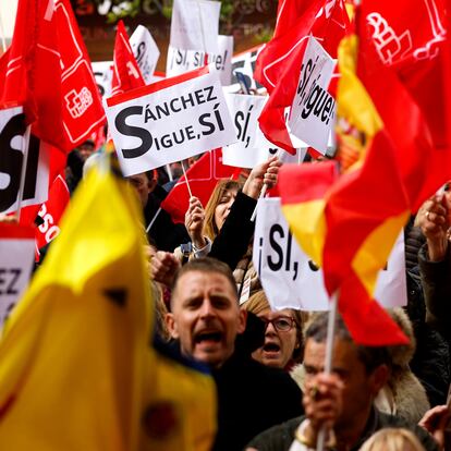 Simpatizantes del PSOE se concentran este sábado en los alrededores de la sede socialista de Ferraz.
