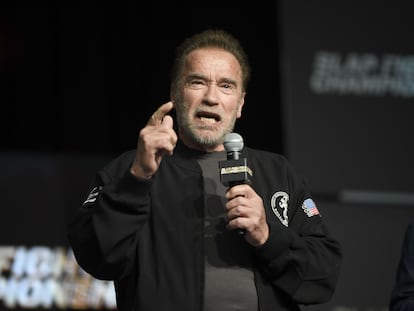 Arnold Schwarzenegger habla durante el Campeonato de Lucha Slap en el Centro de Convenciones de Columbus en Ohio. 