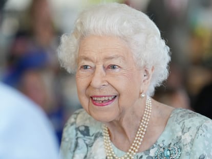 La Reina Isabel II durante una visita a un centro de paliativos.