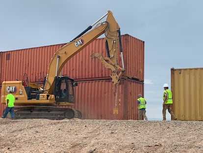 Trabajadores apilan contenedores de carrga cerca de Yuma, Arizona, el 12 de agosto de 2022. 