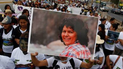 Una manifestación en Tegucigalpa, Honduras, en recuerdo de la ambientalista asesinada Berta Cáceres.