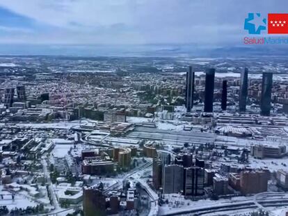 Vista aérea de Madrid nevado desde el helicóptero del SUMMA 112.