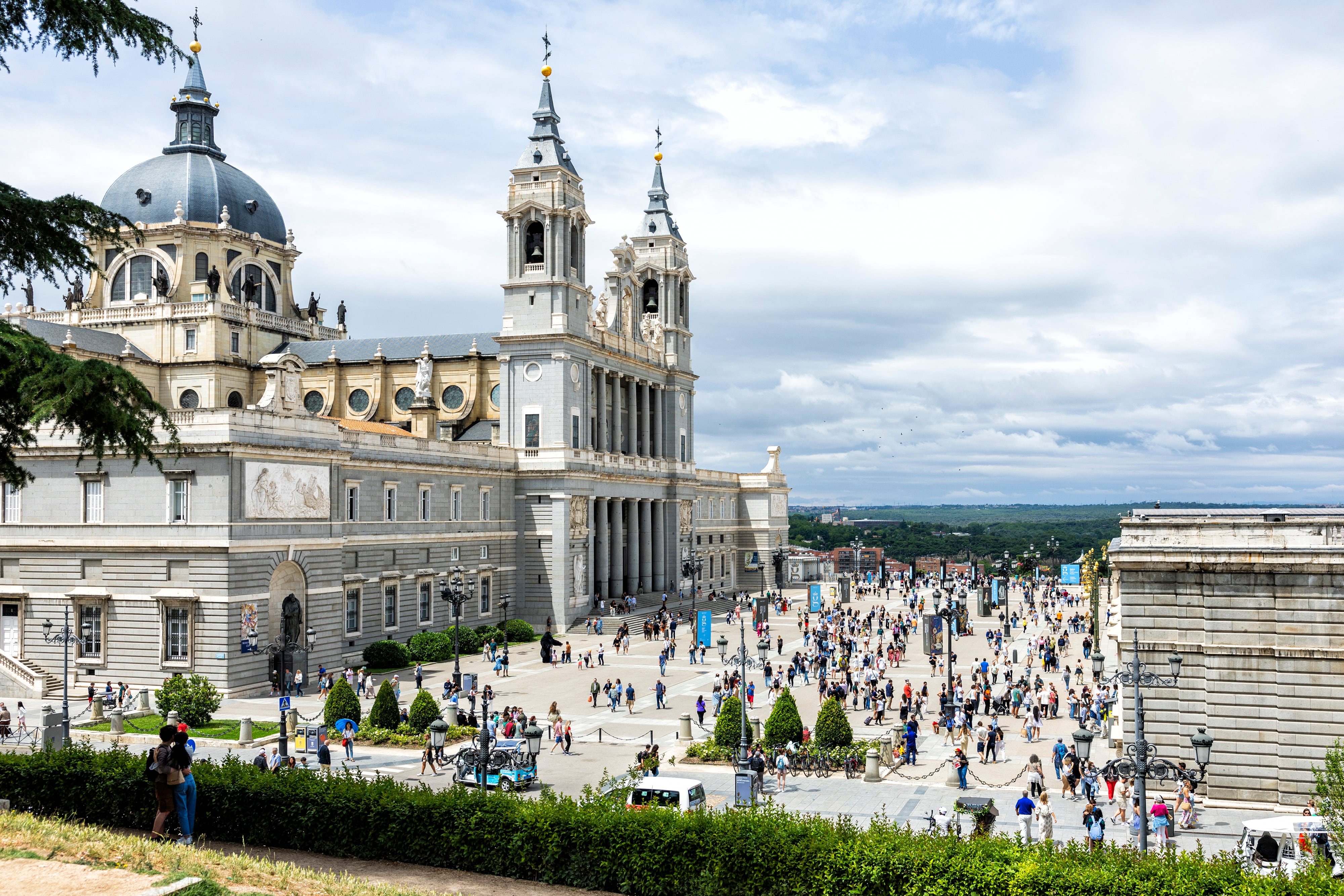 visitantes en la plaza de la Armería,  que separa el Palacio Real de la catedral de la Almudena.