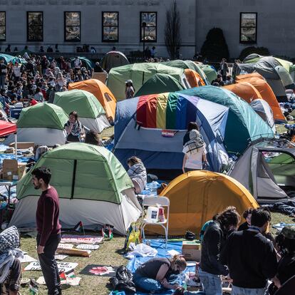 Estudiantes de la Universidad de Columbia (Nueva York) en la acampada de apoyo a Palestina el 23 de abril.