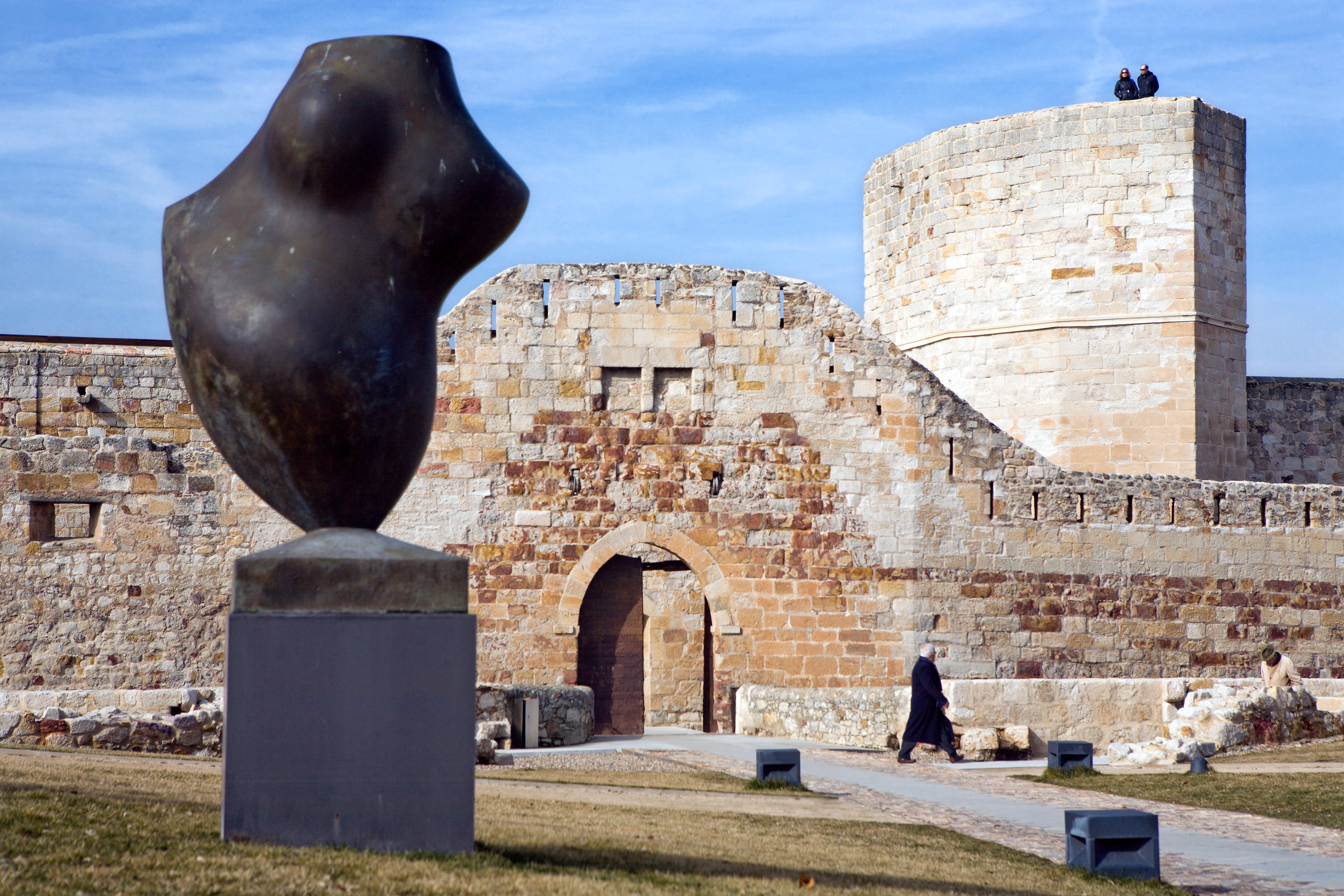 Escultura de Baltasar Lobo, en el castillo de Zamora. 