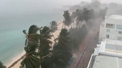 El huracán Julia catalogado categoría 1 golpea la isla de San Andrés, Colombia, el 8 de octubre de 2022.