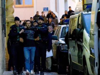 Agentes de la Guardia Civil trasladan Norbert Feher, 'Igor el Ruso', a su salida de los juzgados de Alcañiz (Teruel).  El suyo es uno de los últimos casos que se han reconstruido en 3D.
