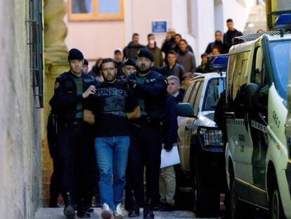 Agentes de la Guardia Civil trasladan Norbert Feher, 'Igor el Ruso', a su salida de los juzgados de Alcañiz (Teruel). El suyo es uno de los últimos casos que se han reconstruido en 3D.