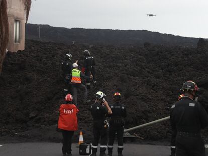 La prueba inicial realizada este lunes para la retirada de la lava en el cruce de La Laguna, en el barrio de La Laguna.