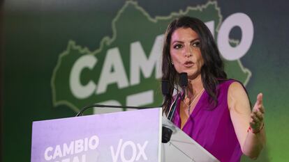 La candidata de Vox a la presidencia de la Junta de Andalucía, Macarena Olona, durante la rueda de prensa de este martes en Sevilla.