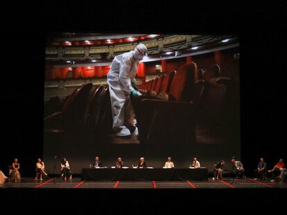 Emisión de un vídeo demostrativo de la desinfección del Teatro Real durante la presentación de 'La traviata'.