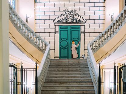 Escalinata del Círculo de Bellas Artes de Madrid, decorada con una imagen de Tintín.