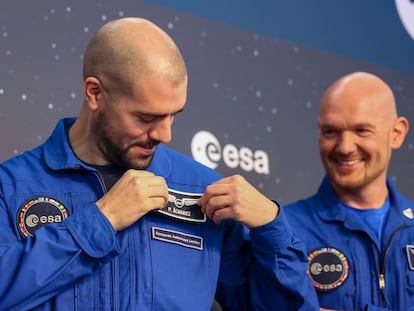 El ingeniero leonés Pablo Álvarez se coloca su distintivo de astronauta de la Agencia Espacial Europea hoy durante la ceremonia de graduación celebrada en Colonia (Alemania).