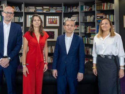 De izquierda a derecha Óscar Vázquez, responsable de Soluciones Sostenibles en Ecolab España; Marién Benavente, responsable de Medioambiente de Cepsa; Carlos Montero, director de Proyectos Estratégicos de Agbar y  Sagrario Sáez, directora de Sostenibilidad de Heineken. 