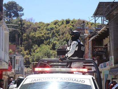 Personal de la Policía de Michoacán, la 21 Zona Militar y la Guardia Nacional ingresó a la localidad de Nuevo San Juan Parangaricutiro luego de los enfrentamientos de este jueves.