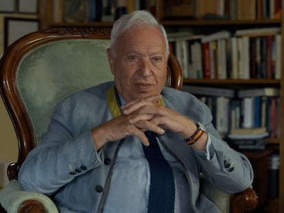 José Manuel García-Margallo en su biblioteca personal