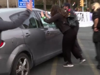 Un coche ha embestido a tres personas durante la manifestación.