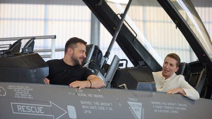 El presidente de Ucrania, Volodímir Zelenski, y la primera ministra danesa, Mette Frederiksen, en un caza durante una visita a la base aérea de Skrydstrup, el 21 de agosto de 2023.