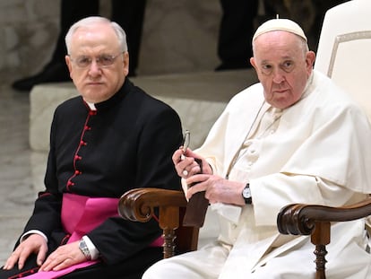 Vatican City (Vatican City State (holy See)), 25/01/2023.- Monsignor Leonardo Sapienza (L) sits next to Pope Francis during the Papal Audience inside the Nervi Hall at the Vatican, 25 January 2023. Papal Audiences are held every Wednesday at the Vatican, giving faithfuls the chance to receive the Apostolic Blessing. (Papa) EFE/EPA/CLAUDIO PERI