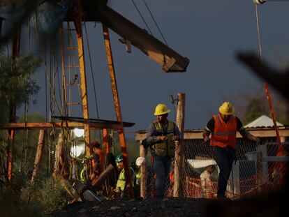 Rescatistas trabajan el 11 de agosto en la zona en donde se encuentran los diez mineros atrapados en el municipio de Sabinas, en Coahuila (México).