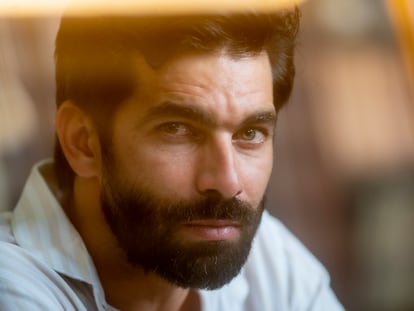 Rubén Cortada, actor y modelo, en la biblioteca del Ateneo de Madrid. Fotografía de BERNARDO PÉREZ. Vídeo de CARLOS MARTÍNEZ