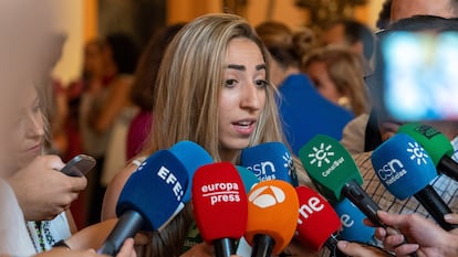 Olga Carmona atiende a los medios de comunicación tras el homenaje recibido en Sevilla.