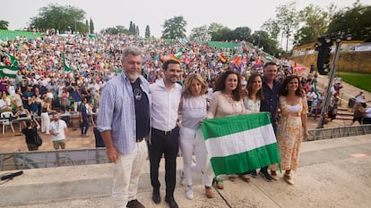 Yolanda Díaz y los ministros Alberto Garzóny Ione Belarra, junto al líder de Alianza Verde, Juan López de Uralde (izquierda), y los candidatos Inmaculada Nieto, Juan Antonio Delgado y Esperanza Gómez, el martes pasado en Dos Hermanas (Sevilla).

