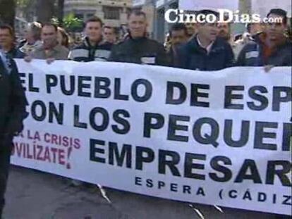 Los proveedores impagados protestan frente al Congreso