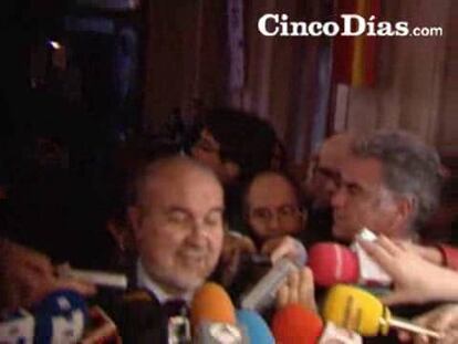 Solbes asegura el apoyo del Gobierno a entidades financieras