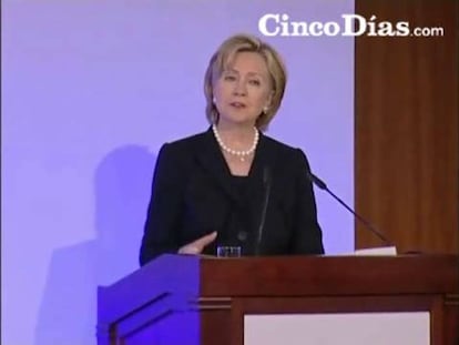 Clinton llama a derribar "todos los muros del siglo XXI"