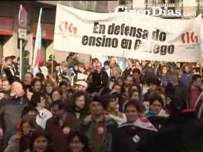 Miles de personas protestan en defensa del Gallego