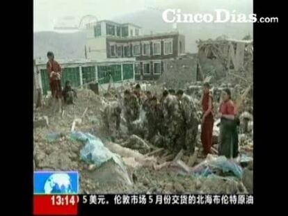 Al menos 300 muertos y 8.000 heridos tras un fuerte terremoto en China