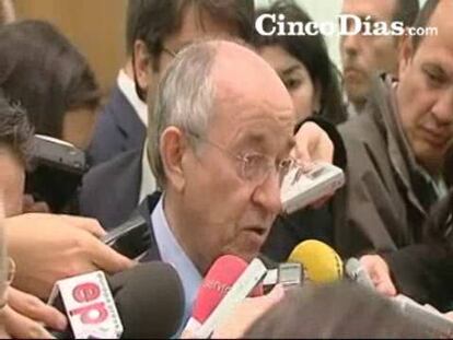 Fernández Ordóñez ve un "futuro complicado" para las entidades financieras que no se reestructuren