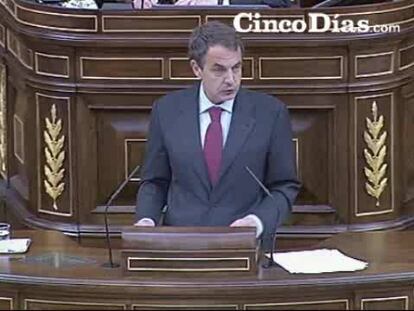 Zapatero reduce el sueldo a los funcionarios