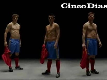 Villa, Llorente y Xabi Alonso enseñan la nueva camiseta de la selección