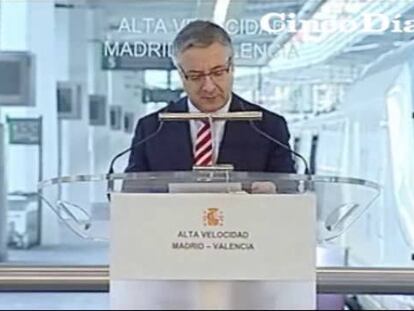 "Dos vueltas y media al mundo cada día"